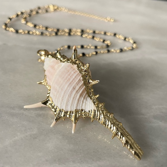Bondhu Jewelry - Gold and Cream Conch Shell Pendant Necklace